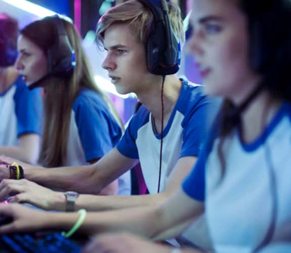 Squadra di gamers impegnati in una sessione di gioco